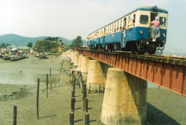 Railcar and trailer on the Sorae Railway Bridge in 1988.