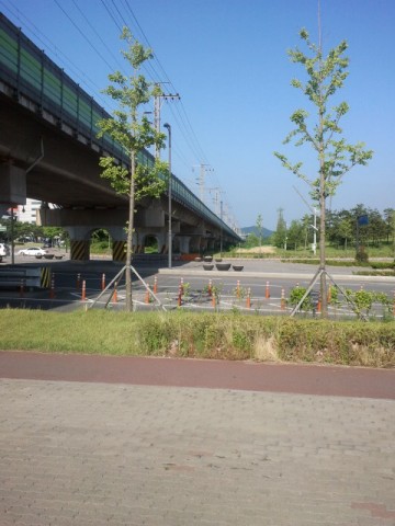 Looking back towards the east across the Gwangdeokdaero (광덕대로).