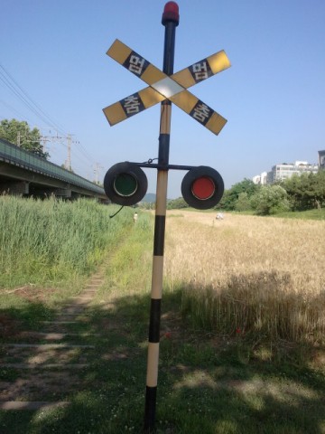 The railway crossing signal at Jeokgeumro (적금로) near Gojan Station (고잔역).