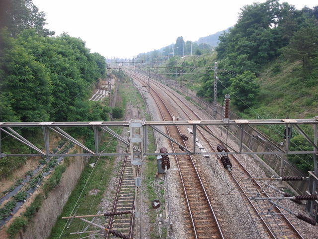 View from the overpass towards Choji station. It seems the narrow gauge line might have run in the last few years next to the railway line on the high ground, as the Naver map shows a path from the underpass in previous pictures to this point.