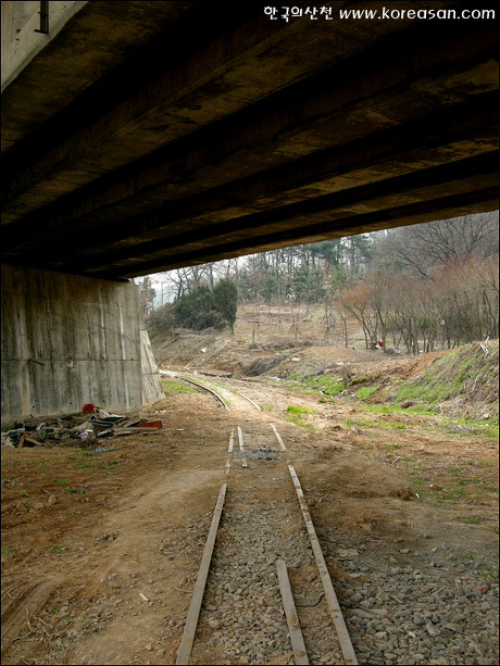 Apparently guard rails had been installed on this part of the line. On the original site more pictures can be seen of this particular part of the line. (Copyrights). http://blog.daum.net/koreasan/11213267)