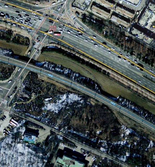 A cutout from Naver. This picture clearly shows the route of the underpass at this point. The satellite picture is outdated, today this area already looks quite different. But even in 2012 the old narrow gauge line was still there.
